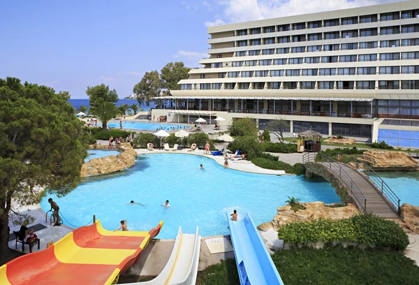 Vodní park a bazén v hotelu Porto Carras Sithonia. — Stock fotografie