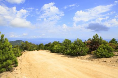 Dağlardaki Toprak Yol.
