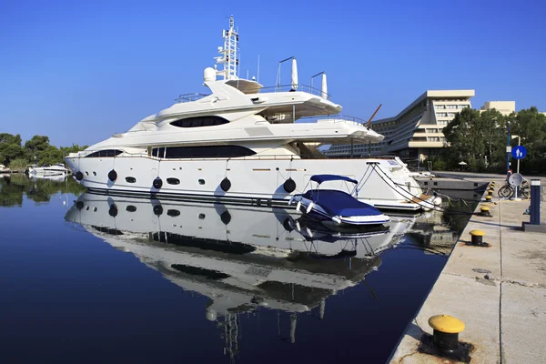 Beautiful huge yacht at the dock. — Stock Photo, Image