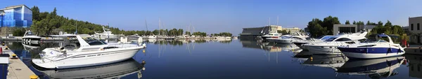 Panorama di barche nella darsena privata. — Foto Stock