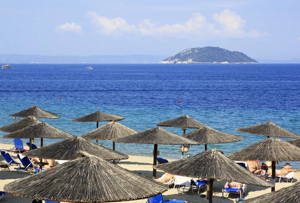 Saman Kelyfos (kaplumbağa) Adası ve plaj şemsiye — Stok fotoğraf