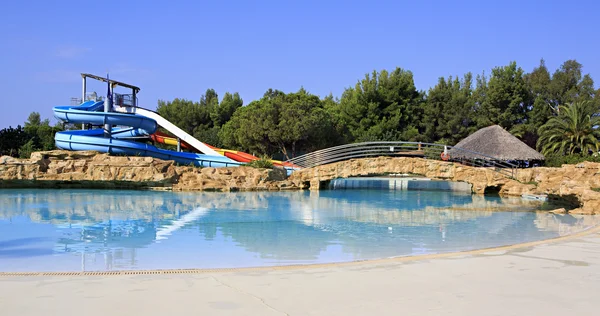 水滑梯和在波尔图 Carras 遮阳伞和游泳池. — 图库照片