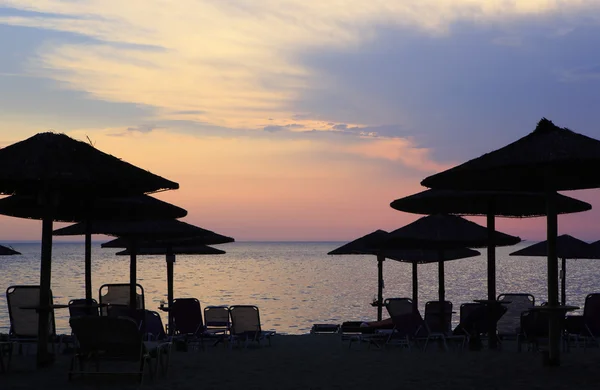 Puesta de sol en la playa del mar Egeo . —  Fotos de Stock