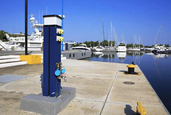 Installazione per ricarica sul pontile . — Foto Stock