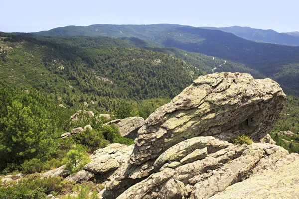 Живописные скалы в горах . — стоковое фото