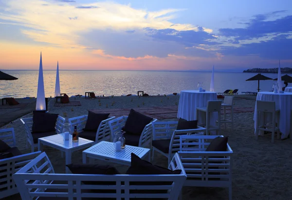 Festa in spiaggia al tramonto . — Foto Stock