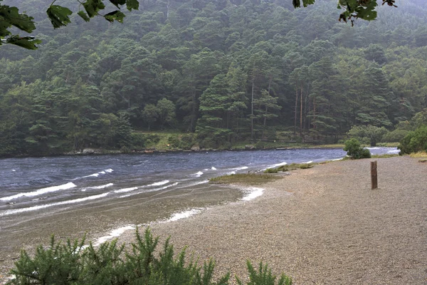 Regen op het meer in Wicklow Mountains National Park.. — Stockfoto