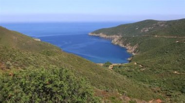 güzel dağlar ve Ege Denizi'nin bay.