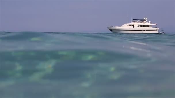 Szép yacht, vitorlás, az Égei-tengeren. Észak-Görögország. — Stock videók