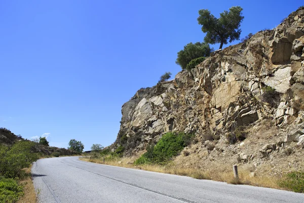 Camino de asfalto en las montañas. — Foto de Stock