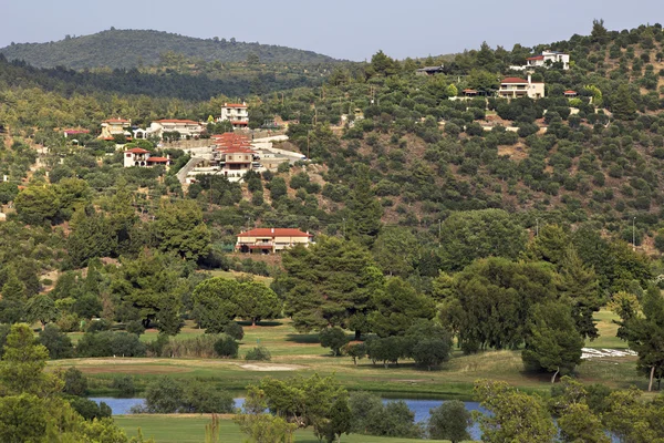 Villas en las montañas cerca de Porto Carras Grand Resort . — Foto de Stock