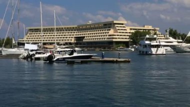 Yatı iskelesinden çıkageldi. Porto Carras Grand Resort. Kuzey Yunanistan.