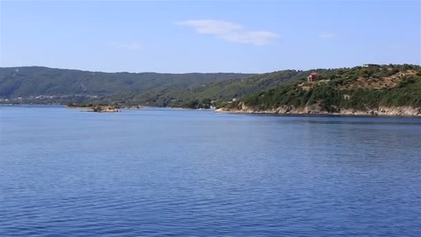 Kust van het schiereiland Sithonia. Noord-Griekenland. — Stockvideo