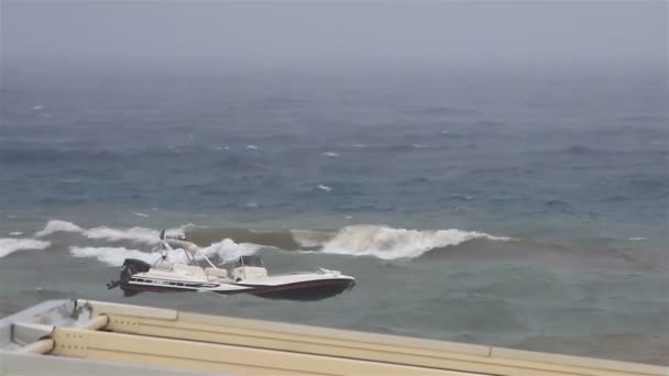 Лодка на поводке в бурном Эгейском море. Полуостров Ситония. Северная Греция . — стоковое видео