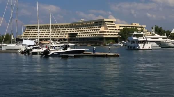 Jacht kommt von der Anklagebank. porto carras grand resort. Nord-Griechenland. — Stockvideo