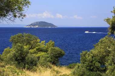 Güzel sahil ve Kelyfos Adası.