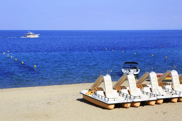 Catamarã na areia da praia. Porto Carras Sithonia . — Fotografia de Stock