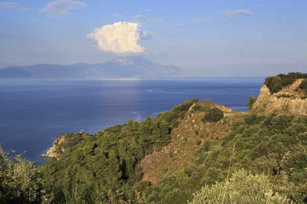 Vista desde lo alto del mar Egeo y el Monte Athos . — Foto de Stock