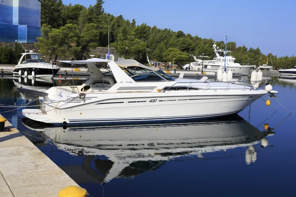 Yacht at the pier reflected in the water. — Stock Photo, Image