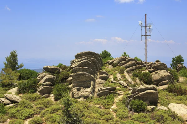 Communication tower on the picturesque cliffs. — Stock Photo, Image