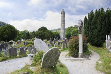 Kelt mezarlığı ve yuvarlak kulenin