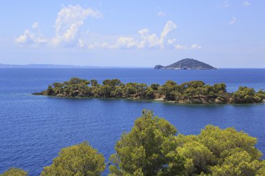 Ege Denizi'nin ufukta Kelyfos Adası.