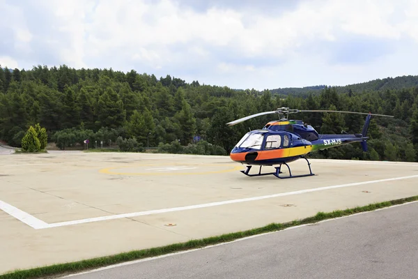 Hubschrauber auf dem Gelände. — Stockfoto