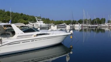 Tekneler özel Dock Panoraması. Porto Carras Grand Resort. Kuzey Yunanistan.