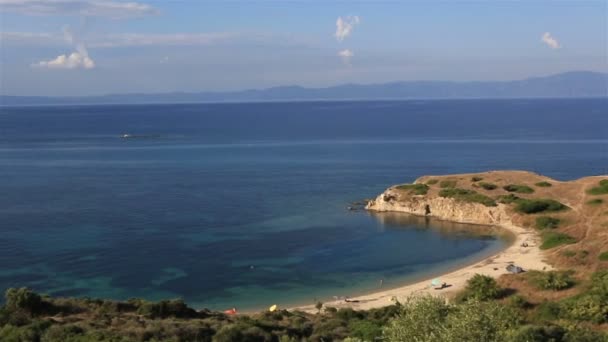 Wild zandstrand in de prachtige baai van Egeïsche zee. Noord-Griekenland. — Stockvideo