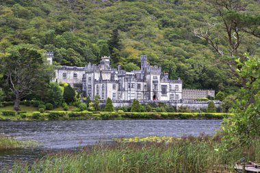 Kylemore Abbey göl kenarında.