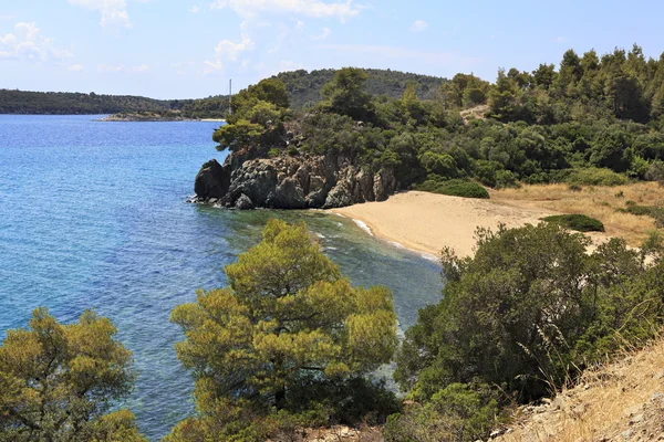 Kumlu bir plaj üzerinde Ege Denizi ile küçük koy. — Stok fotoğraf