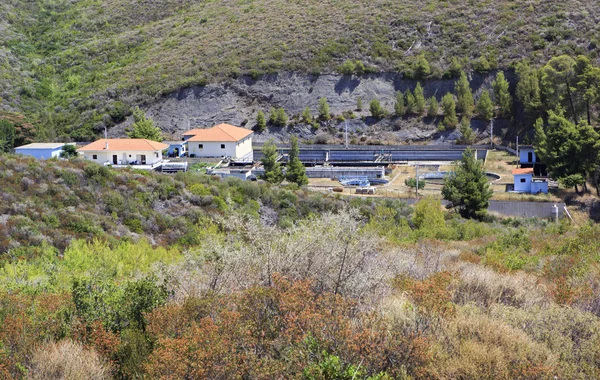 Instalaciones de tratamiento en las montañas . —  Fotos de Stock