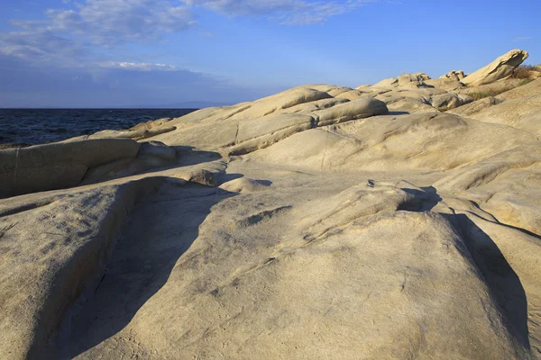 Akşam manzara. Taş cape Vourvourou Beach. — Stok fotoğraf