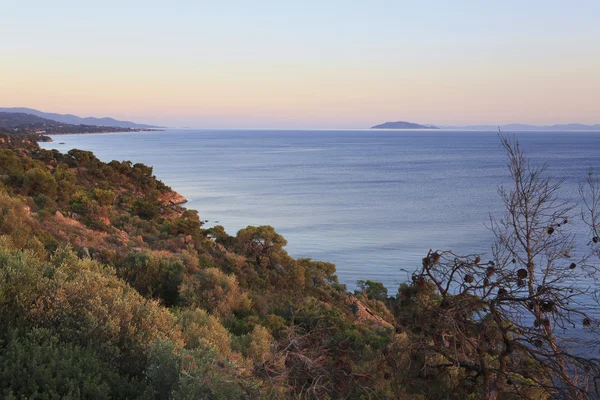 Bela paisagem da costa do Egeu ao pôr-do-sol . — Fotografia de Stock