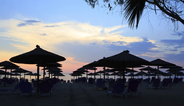 Solnedgång på stranden av Egeiska havet. — Stockfoto