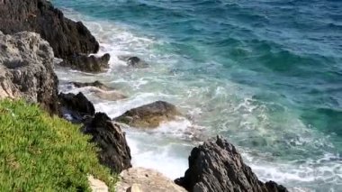 Ege kıyılarının manzaralı suları Sithonia 'yı yıkar. Kuzey Yunanistan.