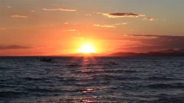 Gemi güneş ışığında yüzer. Sithonia Yarımadası. Kuzey Yunanistan.