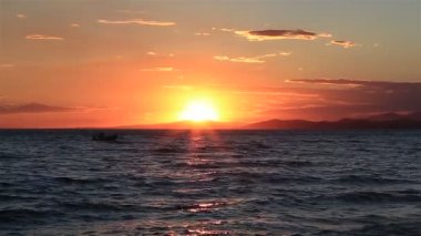 Gemi güneş ışığında yüzer. Sithonia Yarımadası. Kuzey Yunanistan.