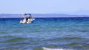 Ege Denizinin dalgaları üzerinde tekne bobs. Sithonia Yarımadası. Kuzey Yunanistan.