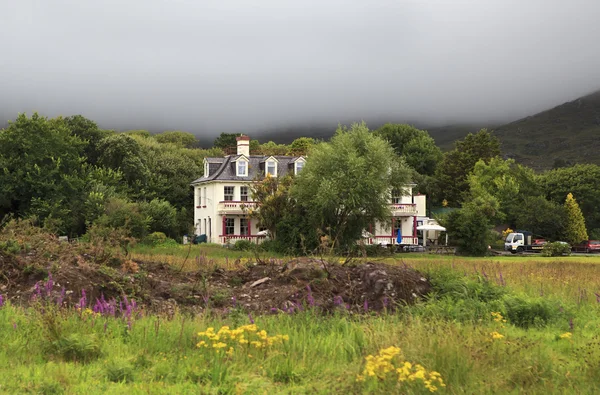 Domaine dans les montagnes avec nuages . — Photo