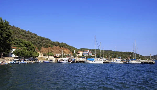 Jacht kikötő a halászati falu Porto Koufo. — Stock Fotó