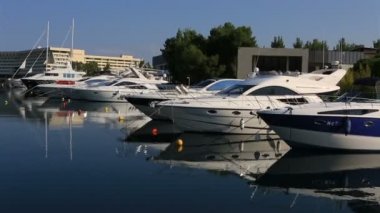 Tekneler özel Dock Panoraması. Porto Carras Grand Resort. Kuzey Yunanistan.