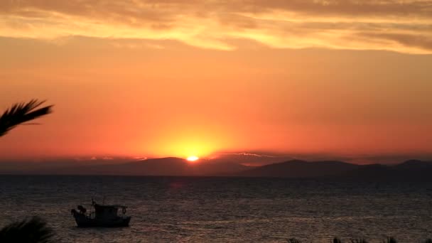 Beau coucher de soleil sur la mer Égée. Péninsule de Sithonie. Grèce du Nord . — Video