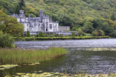 Kylemore Abbey göl kenarında.