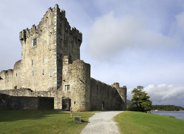 Castillo de Ross en la isla y Lough Leane . — Foto de Stock