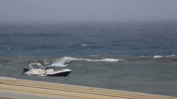 Barco con una correa en el mar Egeo tormentoso. Península de Sithonia. Norte de Grecia . — Vídeo de stock