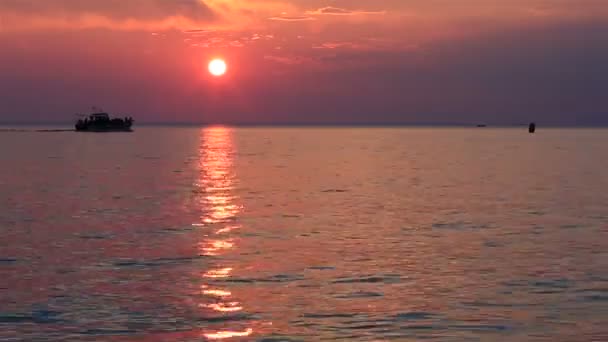 Le bateau vogue au coucher du soleil. Péninsule de Sithonie. Grèce du Nord . — Video