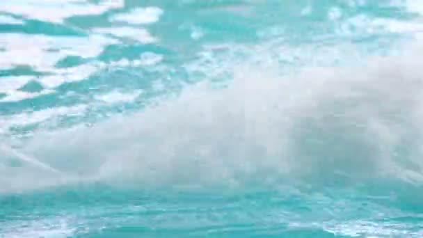 Vodní paprsek dopadající na povrch bazénu. — Stock video