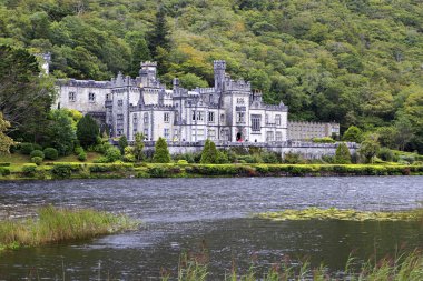 Kylemore Abbey göl kenarında.