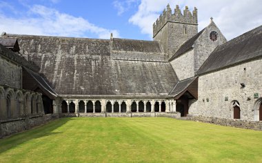 Holycross Abbey avlusu.